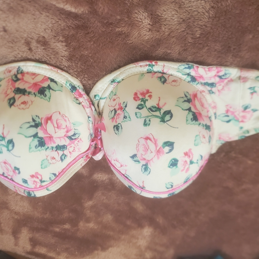 Flowered strapless bra